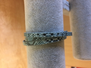 Wikkelarmband slangenprint blauw