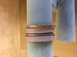 Wikkelarmband slangenprint roze en goud