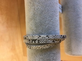 Wikkelarmband slangenprint grijs