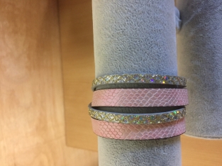 Wikkelarmband slangenprint roze en zilver